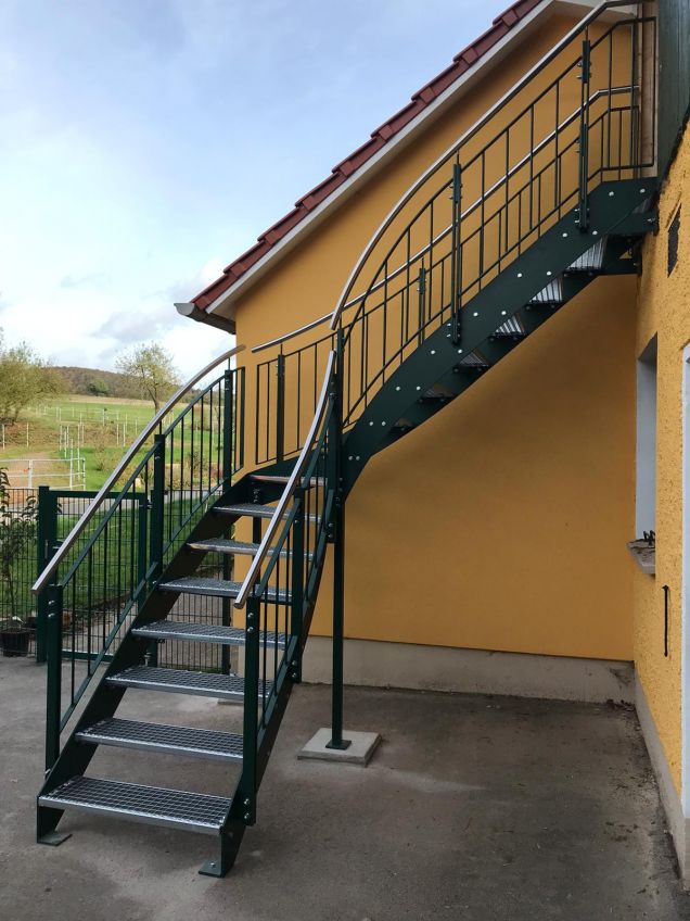 Stahltreppe lackiert mit Edelstahlhandlauf